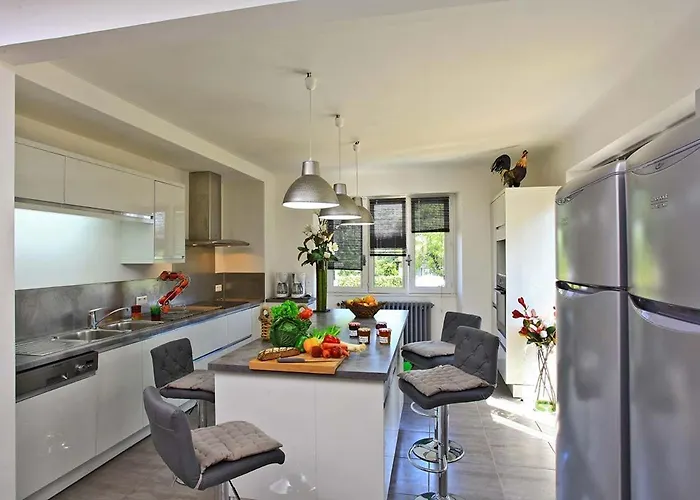 Le Chateau Do, 16 Peoples, 7 Bedrooms, Pool * Biars-sur-Cère