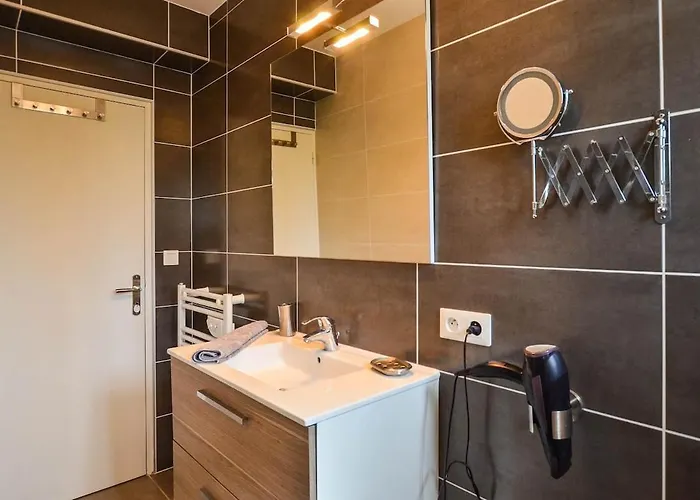 Prázdninový dům Le Chateau Do, 16 Peoples, 7 Bedrooms, Pool Biars-sur-Cère