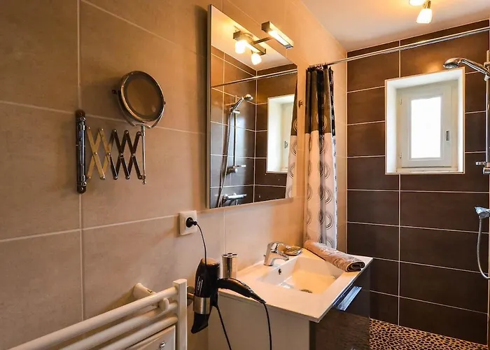 Le Chateau Do, 16 Peoples, 7 Bedrooms, Pool * Biars-sur-Cère